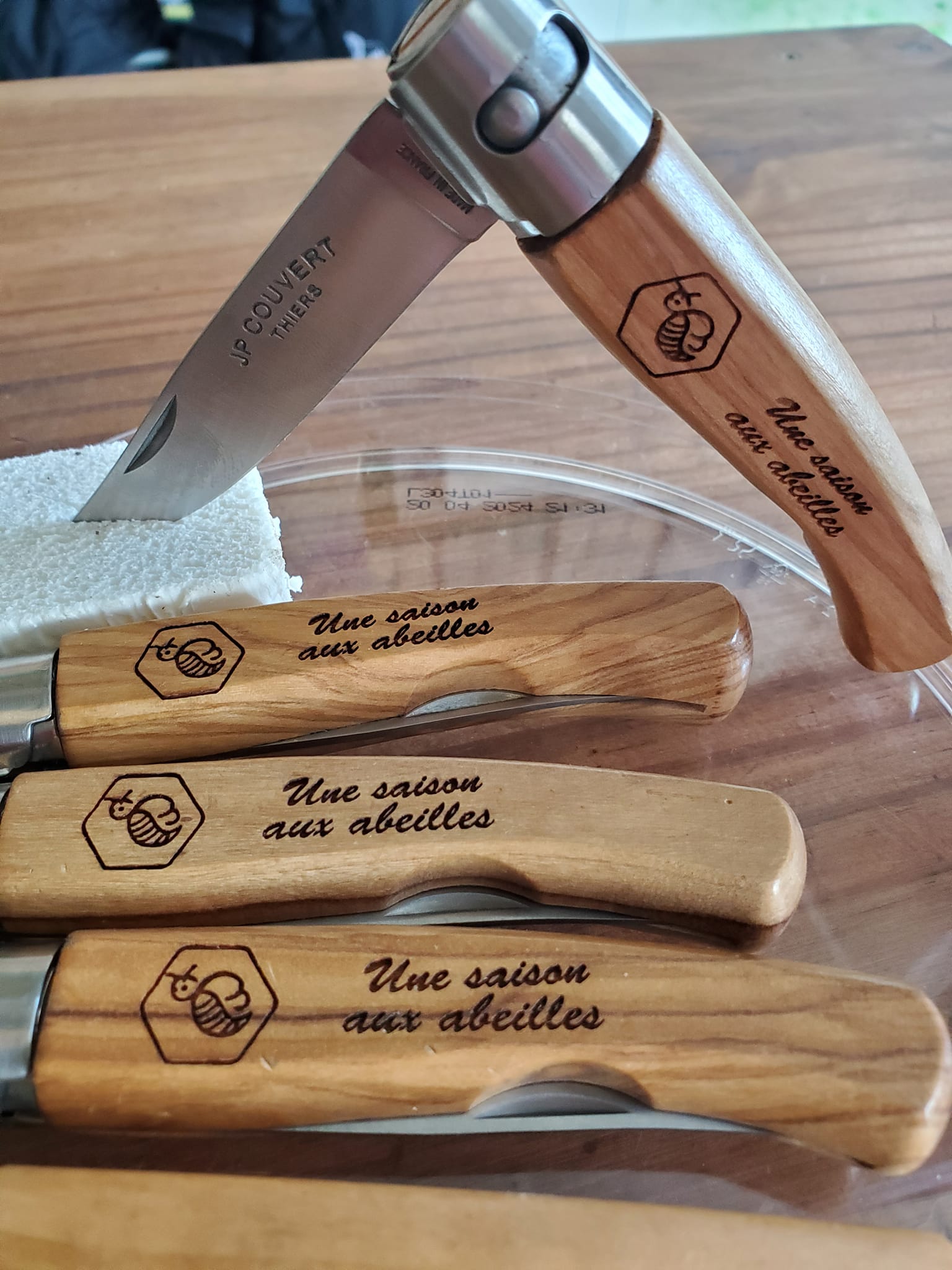couteaux une saison aux abeilles vendeur de produits apicoles