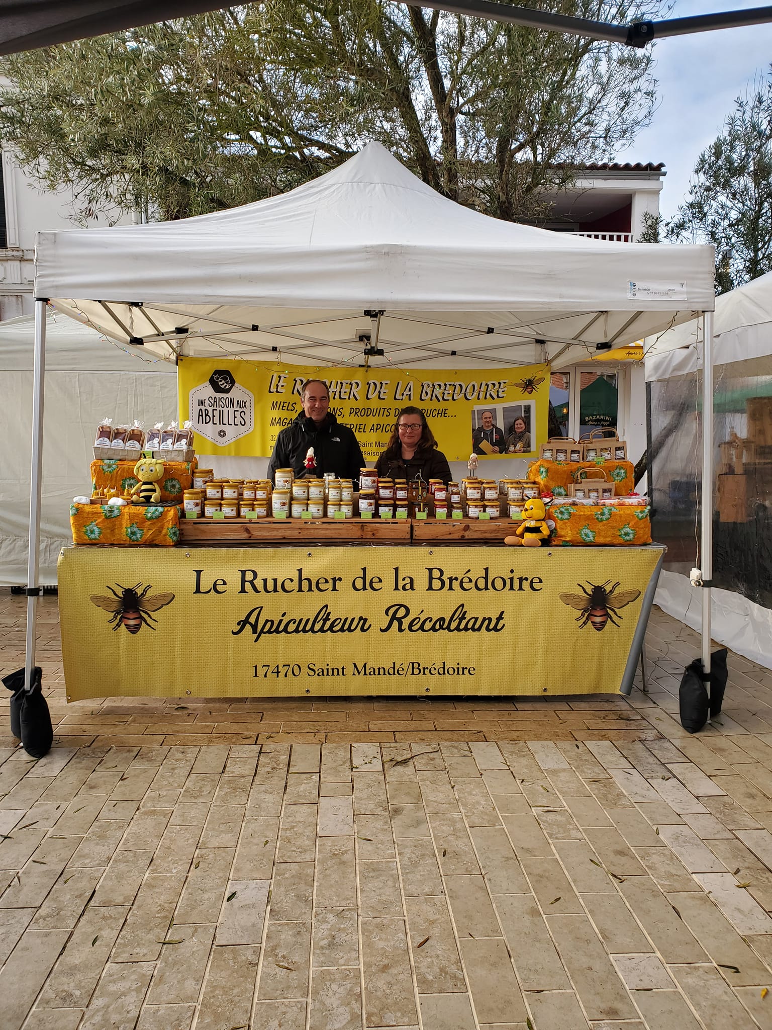 sebastien et peggy vignault du rucher de la brédoire au marché