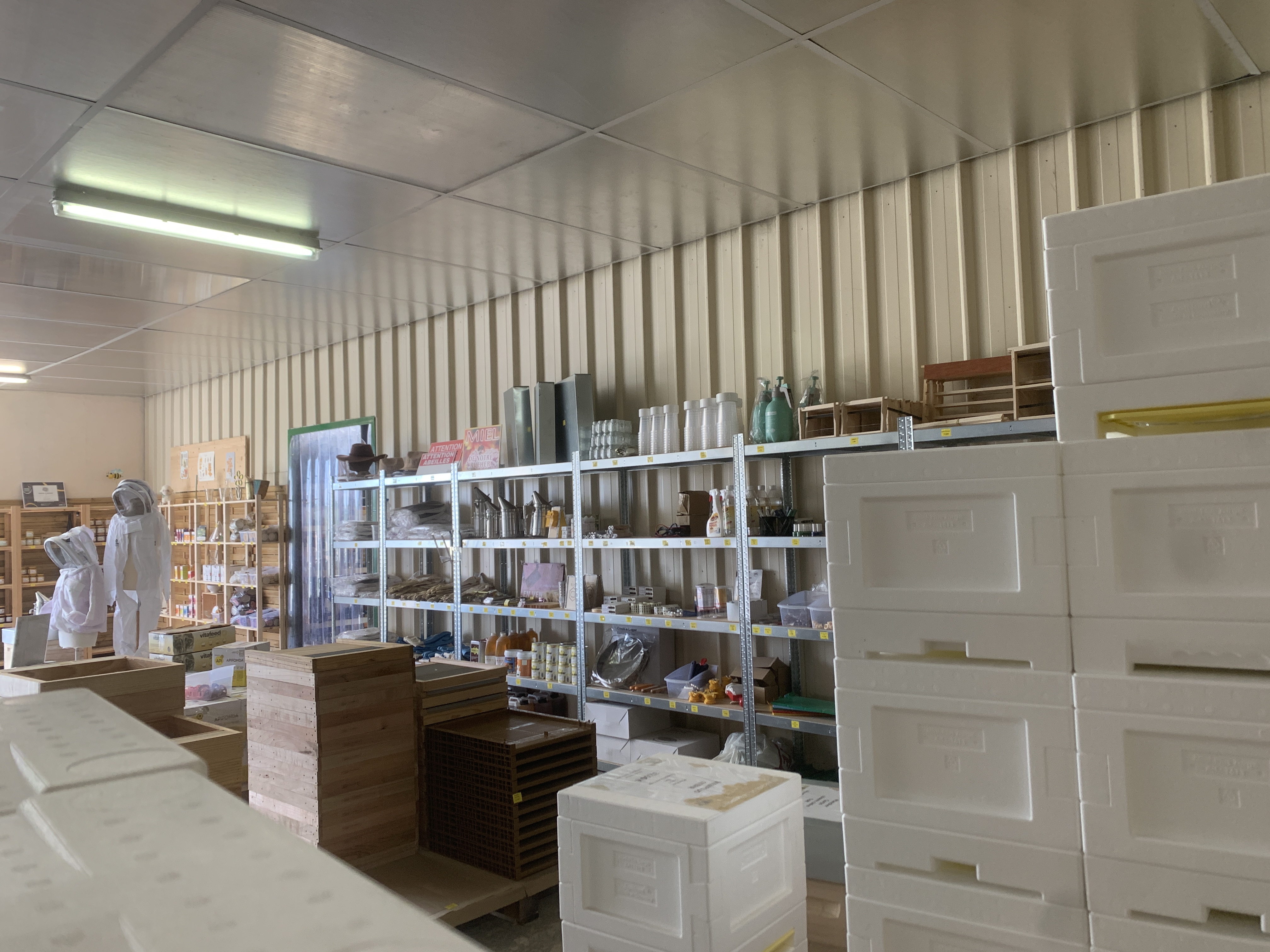 photo de l'intérieur du magasin de vente de matériel apicole
